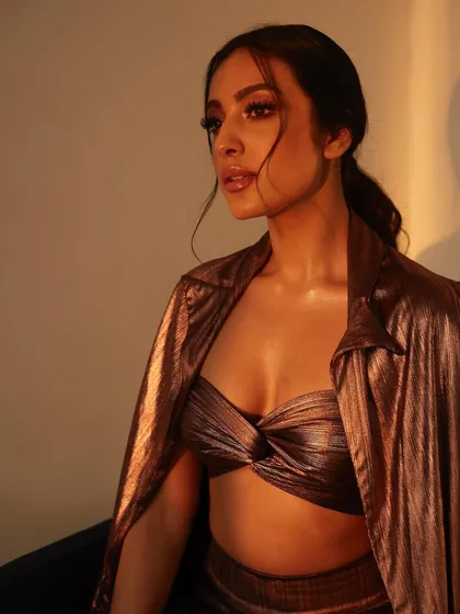 Golden hour with Sahher Bambba in this metallic co-ord set. The shimmering fabric and relaxed silhouette make it a glamorous yet effortless look for an evening out.