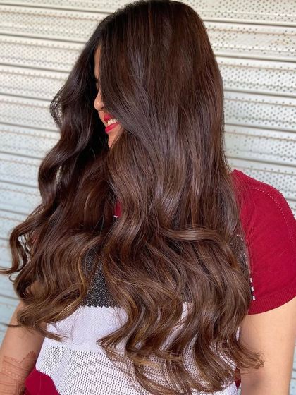 This is a no-bleach balayage result, proving you can achieve a beautiful, dimensional look without pre-lightening. The formula combines golden and brown strands for a warm, autumnal feel.
