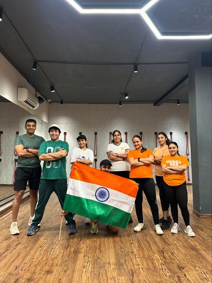 The whole group posing with the tricolor. The energy of patriotism was high in this session.