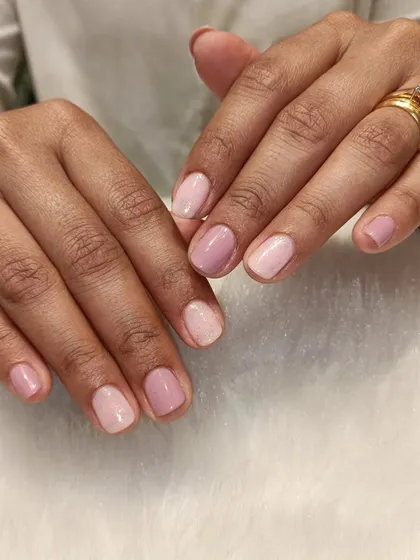 Another look at this subtle and chic manicure. The alternating shades of pink give it a little something extra while keeping the overall look clean and minimal.