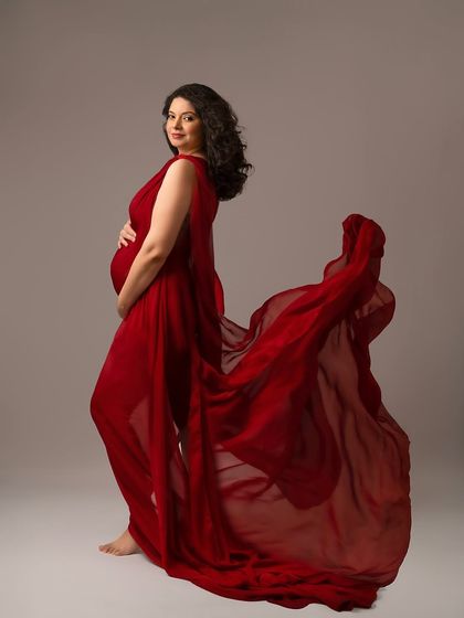 The power of red. This color represents so much strength and love, and this mama-to-be wore it with such confidence. A bold choice for a bold and beautiful journey.