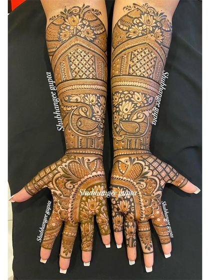 Intricate Bridal Hand Designs photo 19