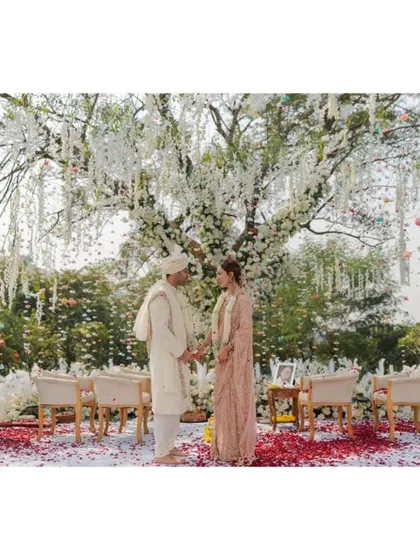 Under a magnificent tree adorned with white blossoms, this garden ceremony was the essence of quiet elegance. We created an intimate atmosphere where vows were whispered like secrets to the wind, surrounded by nature and soft pastel beauty.