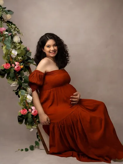 Seated on a floral swing, this portrait is pure sweetness and joy. A whimsical setup for a magical time.
