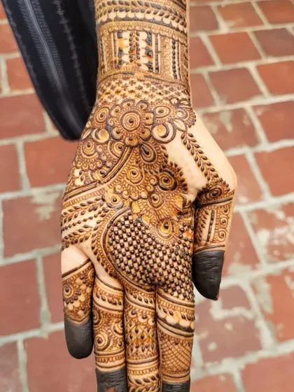 A closer look at the details on the palm. I enjoy creating dense, traditional patterns that are full of tiny elements like fine lines, dots, and floral motifs. Every part of the design is drawn with care.