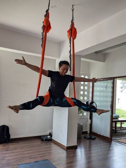 A full split in the air, supported by the hammock. This is a great way to work on flexibility without putting pressure on the joints.
