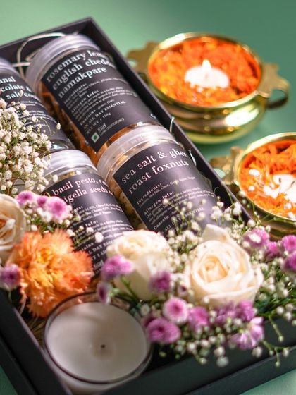 The Azzi box, beautifully decorated with fresh flowers and a candle, is filled with our favourite savoury jars. It's a wonderful gift for those who appreciate gourmet snacks with unique flavour combinations.