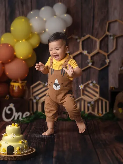 There is nothing more joyful than a first birthday cake smash! I love capturing the pure, uninhibited excitement as your little one dives into their cake. This honey bee theme is just one of the many creative setups I offer.