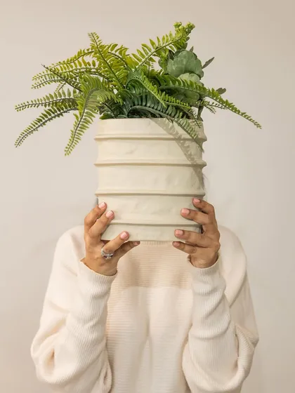 One piece, many moods. Our versatile Moonlit Ivory vase, shown here with lush green ferns, proves that your space should always tell your story, whether it's bold, minimal, or natural.