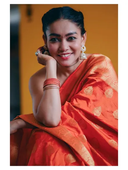 A portrait is more than just a picture; it's about capturing a person's essence. This image, using warm, natural light, highlights the subject's grace and vibrant personality.