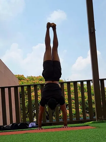 Finding balance in an outdoor handstand. Mastering your own bodyweight is the foundation of true strength. This kind of practice builds a strong mind-body connection, shoulder stability, and core control.
