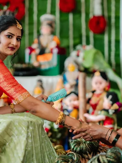 My beautiful client Chethana looks stunning in this custom Kanchi Pattu tissue lehenga. The sea-green and red combination is a classic, and I designed it as a Langa Voni for a traditional yet fresh look for her special day.