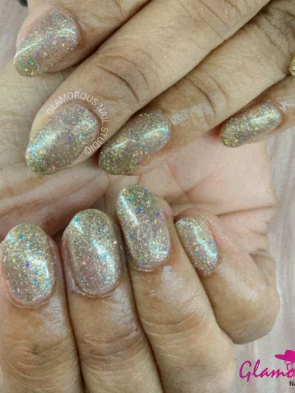 You can never go wrong with gold. This set features full-coverage, holographic gold glitter that catches the light beautifully, creating a dazzling and luxurious effect.