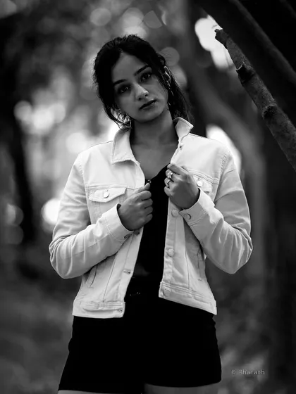 Black and white photography strips away distractions, focusing on emotion and form. This outdoor monochrome portrait has a timeless, expressive quality.