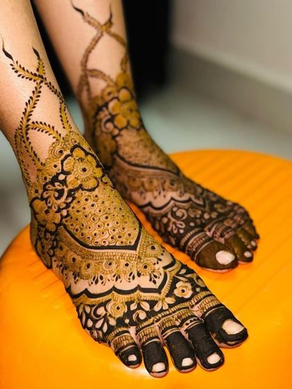 The same design, showing the fresh henna paste.