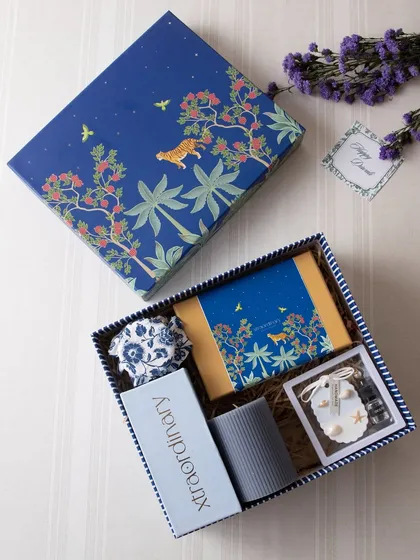 This beautifully designed box with a night jungle theme contains a curated selection of our treats and a scented candle, making for a unique and thoughtful Diwali gift.