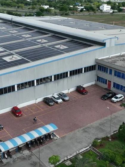 The Velan Valves manufacturing facility, now powered by clean energy from its new rooftop solar plant. This project will optimize energy expenses and reduce the company's carbon footprint by over 22,830 tCO2 in its lifetime.