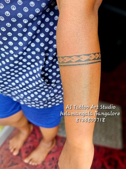 A simple, clean armband with a woven pattern, perfect for a minimalist look.