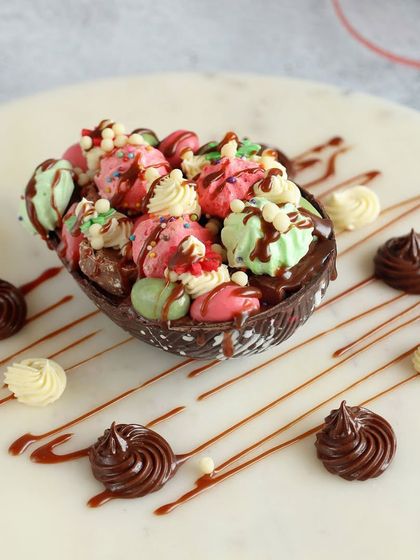 Our chocolate Easter egg bowl filled with colorful meringues is a stunning and delicious centerpiece for your Easter celebration.