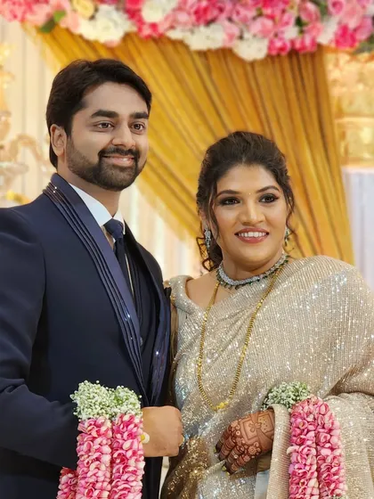 Slaying the reception look in a champagne gold saree, this bride's makeup features smokey teal eyes for a touch of drama.