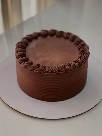 A simple yet elegant chocolate cake with a ribbed finish and piped border.