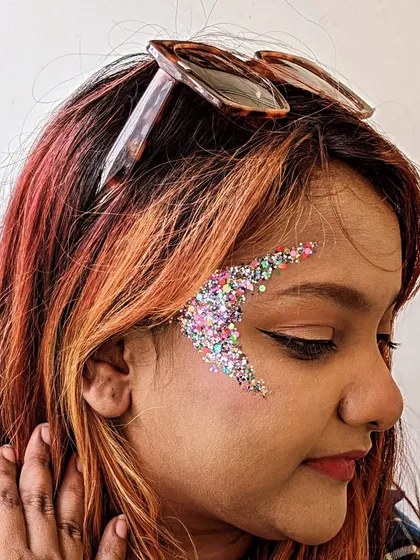 My glitter bar is perfect for adding a touch of sophisticated sparkle. This crescent moon glitter design is created using cosmetic-grade, chunky glitter, making it a popular choice for sangeets, festivals, and evening parties.