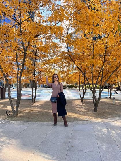 Posing under the stunning autumn trees. This neutral-toned dress was a versatile piece for my trip.