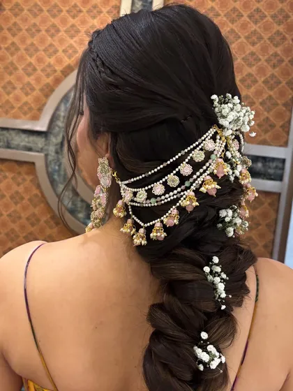 Another detailed shot of the beautiful floral braid. The mix of the structured braid, the delicate flowers, and the sparkling accessory creates a truly magical look.