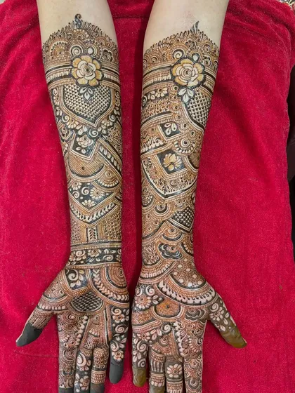 A stunning engagement design with a single rose at the top of each arm.