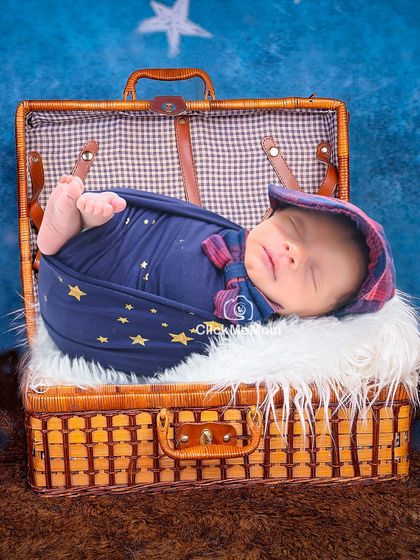 Ready for his first big adventure. This traveler theme, with a vintage suitcase and a classic cap, is perfect for families who love to explore the world.