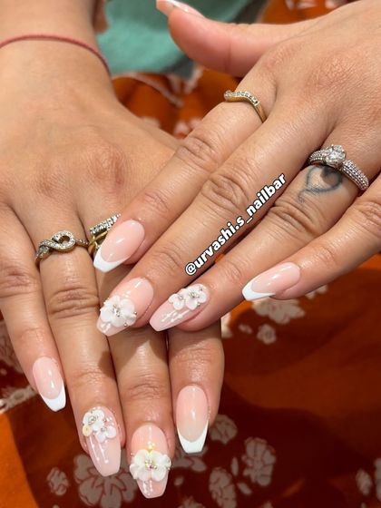 A classic bridal choice, this set features a soft blush base with clean French tips and delicate 3D floral accents. It’s the perfect combination of timeless elegance and modern romance for any wedding event.