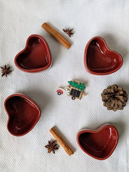 These heart-shaped dip bowls in a rich red glaze are perfect for festive gatherings, whether it's Christmas, Valentine's Day, or just a party with loved ones.
