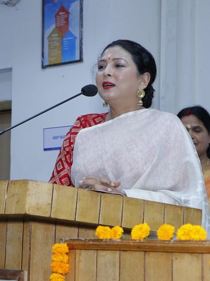 Guru Maa Smt. Ruby Mishra addressing the audience after receiving the 'Mahila Unnati Samman' award.