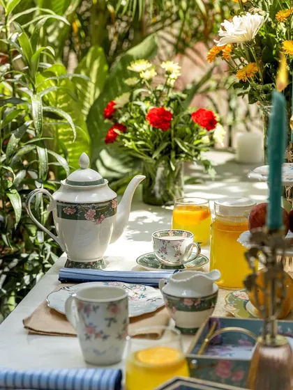 A candid-style shot of a garden party table set with Vigneto's dinnerware. The image feels alive and full of warmth, as if captured in the middle of a pleasant gathering.