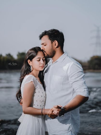 A gentle forehead kiss is a timeless expression of love. I capture these quiet, intimate gestures to add a layer of deep emotion to your pre-wedding album.