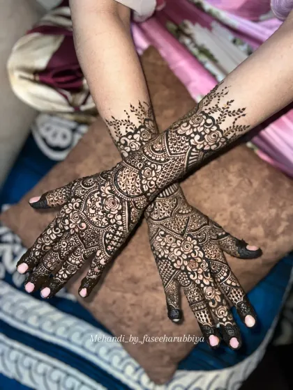 Another beautiful angle of this detailed Indian henna, perfect for an engagement or sangeet ceremony.