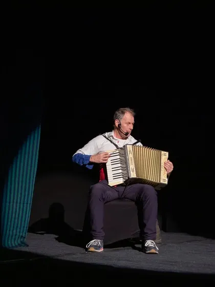 The puppeteer of 'Katrijn & The Crown of King William Alexander' plays the accordion, setting a festive, musical tone for his show.