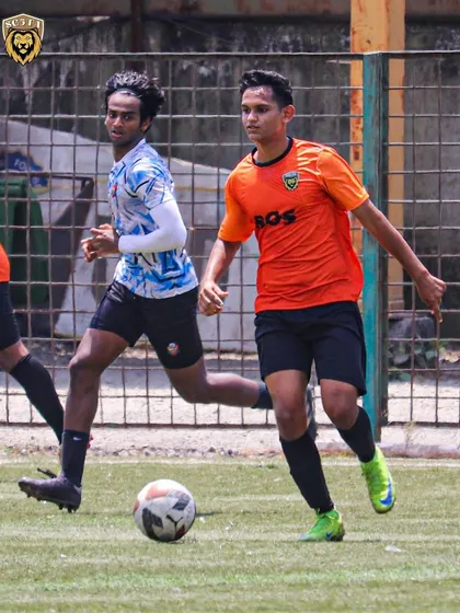 An SG5 player on the run, driving the team forward during a First Division game.