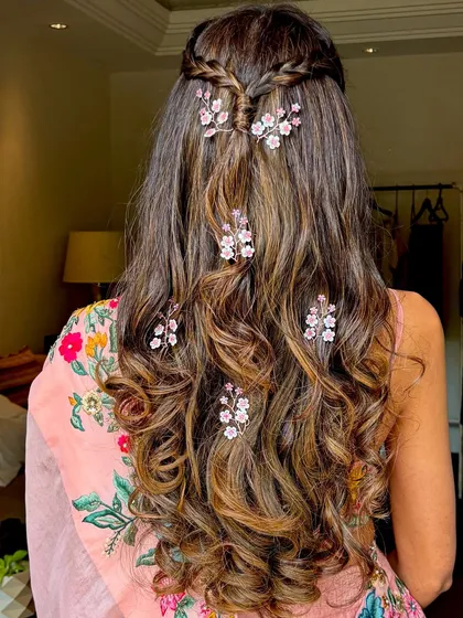 A simple, sunkissed look for a Mehendi in Goa. We used the cutest floral hair accessories to add a touch of whimsy to her braided hairstyle.