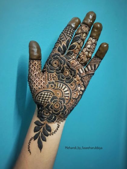 The same design with the fresh, dark paste, showing the clean and precise application.