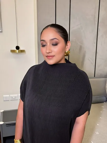 A moody and modern smokey glam look. The soft, diffused smokey eye and nude lip create an effortlessly cool vibe, perfect for a fashion-forward event.