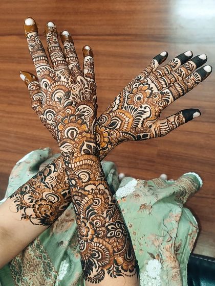 A duplicate of 127, showing the same intricate bridal henna.