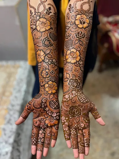 The complete look of this stunning floral engagement mehendi. It’s a design that is sure to get a lot of compliments.