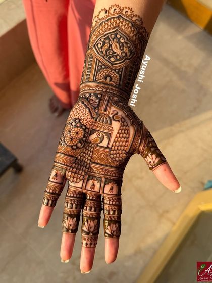 The same engagement design captured in natural sunlight, which brings out the rich color of the fresh henna paste.