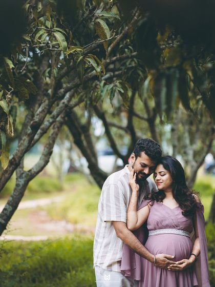 An intimate embrace surrounded by nature. I focus on capturing the connection between couples, finding quiet spots where you can just be yourselves.