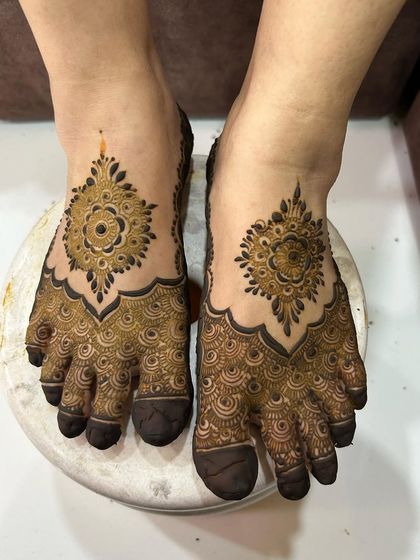 A simple yet beautiful mandala design for the feet. This is a great option for bridesmaids or for a lighter bridal look.