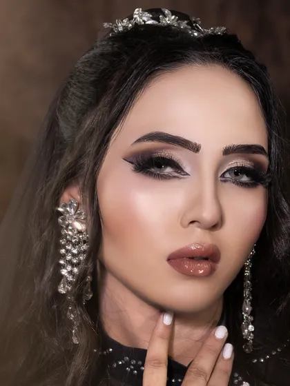 This is a perfect example of the dramatic Arabic eye makeup I specialize in. It involves a sharp, extended winged liner, a cut-crease with shimmering silver pigment, and bold brows to frame the face. This airbrush makeup look is designed for high impact and is perfect for a glamorous Walima or reception.