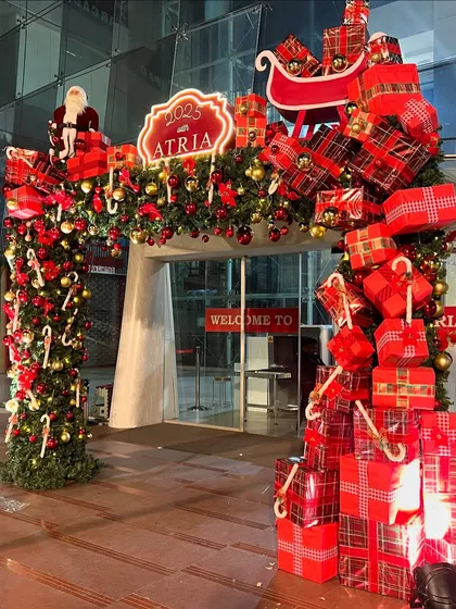 The welcome arch for the Atria Mall was designed to be a spectacle in itself. I created an archway overflowing with festive garlands, candy canes, and a cascade of wrapped gift boxes, topped with Santa's sleigh for a playful touch.