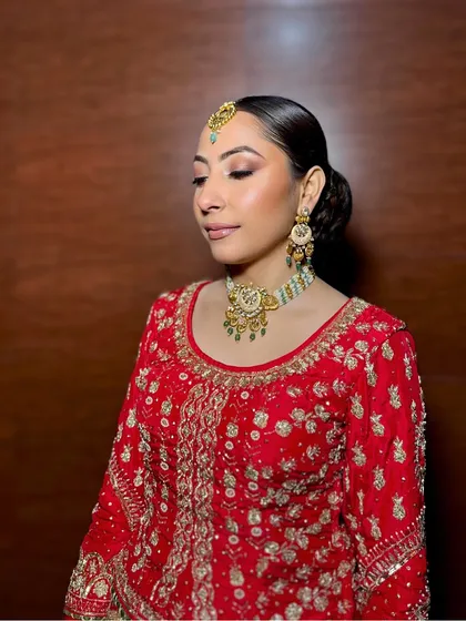 A stunning Anand Karaj bridal look for Navneet. We focused on creating a radiant, glowing look that reflects the beauty and serenity of the Sikh wedding ceremony.