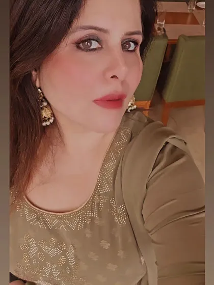 Ethnic vibes with this minimal, "no makeup" look. It's perfect for a small family gathering or puja, where you want to look polished and natural.
